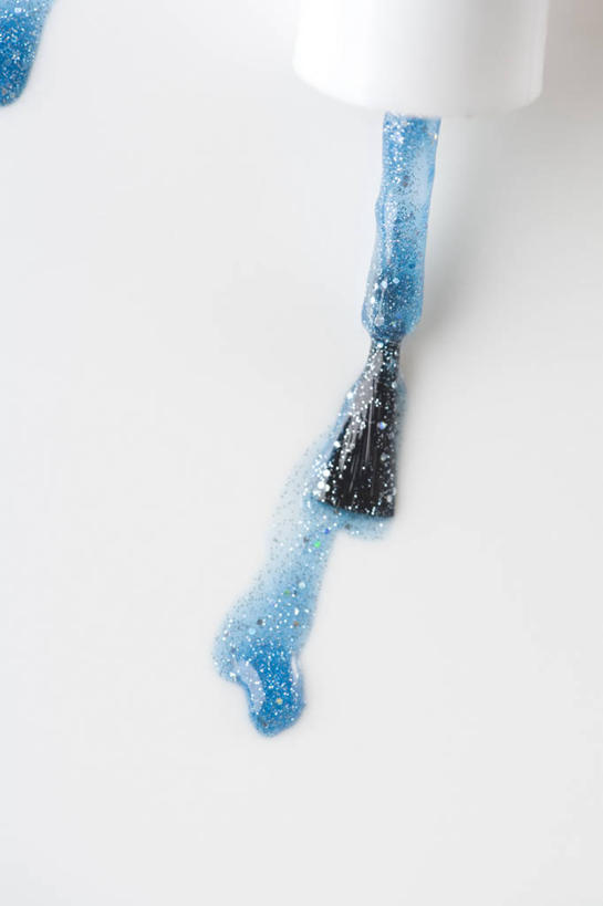 无人,竖图,俯视,室内,特写,白天,白色背景,静物,阴影,装饰,透明,反射,影子,指甲油,一个,蓝色,化妆刷,刷子,摄影,影棚,单个,华丽,修饰,点缀,美容工具,指甲刷,化妆工具,衬托,美观,雅致,雅观,理智,沉静,冷色,高深,冷淡,彩图,高角度拍摄,影棚拍摄,拍摄