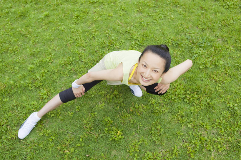 东方人,一个人,站,笑,微笑,露齿笑,横图,俯视,室外,白天,锻炼,运动,草地,草坪,植物,亚洲,仅一个女性,仅一个人,撑,服装,注视,休闲装,黄种人,草,衣服,绿色,观察,看,站着,仅一个中年女性,休闲,休闲服,弓步,服饰,观看,张开双腿,察看,撑着,关注,展开双腿,体育,女人,女性,中年女性,亚洲人,抬头,仰头,站立,彩图,高角度拍摄,全身,健身,弓箭步,伸展双腿