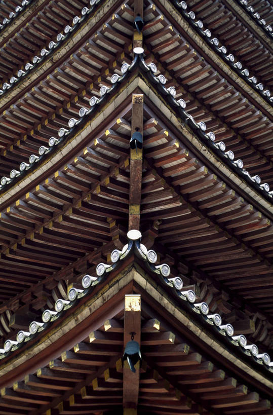无人,寺庙,竖图,室外,白天,仰视,旅游,度假,名胜古迹,标志建筑,地标,建筑,京都,日本,亚洲,节日,遗迹,瓦片,屋顶,塔,顶棚,瓦,古迹,文化,文物,娱乐,建设,古建筑,宝塔,庙宇,祈祷,享受,休闲,健康,旅游胜地,放松,许愿,宗教,建造,佛教,信仰,京都府,纪念,祈求,古文明,东亚,屋瓦,本州,五重塔,本州岛,日本国,近畿地方,近畿,释教,浮图,浮屠,东寺,教王护国寺,平安,彩图,低角度拍摄,庙,寺
