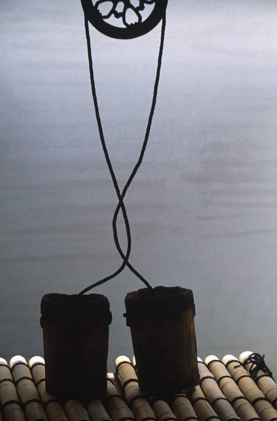 无人,竖图,室外,白天,正面,纯洁,技术,建筑,竹子,京都,日本,亚洲,木桶,桶,墙,设备,墙壁,墙面,施工,两个,容器,机械,起重机,京都府,储藏,工程,高雅,储存,东亚,本州,本州岛,日本国,近畿地方,近畿,奉献,质朴,正直,担当,滑车,起重滑车,竹,彩图,奋进,操守,四君子,岁寒三友,性坚,虚怀,虚心,贮存,善群,卓尔