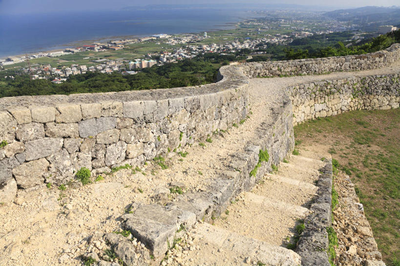 无人,横图,俯视,室外,白天,旅游,度假,草地,草坪,石头,名胜古迹,植物,标志建筑,地标,建筑,日本,亚洲,阴影,遗迹,光线,石子,影子,堡垒,城堡,墙,古迹,文物,娱乐,建设,冲绳,古建筑,废墟,墙壁,墙面,草,树,树木,蓝色,绿色,蓝天,天空,阳光,自然,天,享受,休闲,旅游胜地,放松,生长,晴朗,成长,冲绳县,要塞,古文明,东亚,万里无云,琉球群岛,冲绳岛,日本国,九州地方,设防,冲绳群岛,石块,岩石,晴空,晴空万里,彩图,高角度拍摄,冲绳本岛,琉球列岛,中城城,中城村