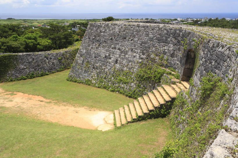 无人,横图,俯视,室外,白天,旅游,度假,草地,草坪,石头,名胜古迹,植物,楼梯,门,标志建筑,地标,建筑,日本,亚洲,阴影,遗迹,光线,石子,影子,堡垒,城堡,阶梯,墙,云,云朵,青苔,苔藓,云彩,古迹,文物,娱乐,建设,冲绳,古建筑,废墟,墙壁,墙面,台阶,草,树,树木,蓝色,绿色,白云,蓝天,天空,阳光,自然,门框,天,享受,休闲,旅游胜地,放松,生长,晴朗,成长,冲绳县,要塞,古文明,东亚,琉球群岛,冲绳岛,日本国,九州地方,设防,冲绳群岛,石块,岩石,晴空,彩图,高角度拍摄,冲绳本岛,读谷村,琉球列岛,中头郡,座喜味城