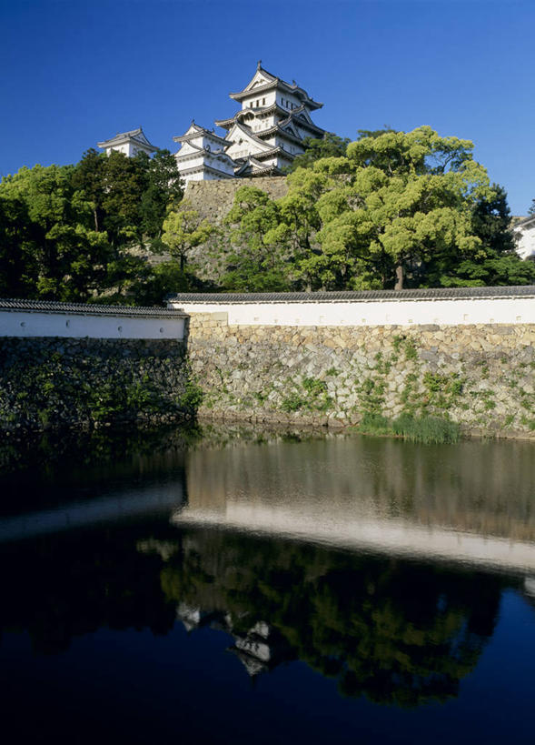 无人,竖图,室外,白天,仰视,旅游,度假,河流,名胜古迹,水,植物,标志建筑,地标,建筑,日本,亚洲,阴影,波纹,遗迹,光线,影子,堡垒,城堡,墙,河水,水流,涟漪,古迹,文物,娱乐,建设,古建筑,墙壁,墙面,树,树木,蓝色,绿色,倒影,蓝天,水纹,天空,阳光,自然,波浪,天,享受,休闲,旅游胜地,放松,生长,晴朗,成长,倒映,要塞,古文明,东亚,本州,世界文化遗产,万里无云,本州岛,日本国,近畿地方,姬路城,近畿,水晕,兵库,兵库县,白鹭城,姬路,姬路市,反照,设防,晴空,晴空万里,彩图,低角度拍摄