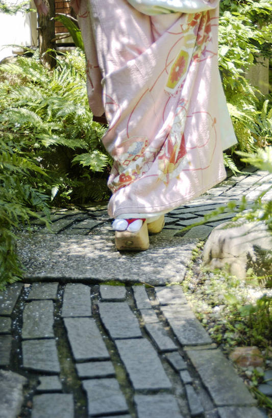 东方人,一个人,走,竖图,室外,白天,正面,民族服装,草地,草坪,植物,道路,路,鞋子,亚洲,仅一个年轻女性,仅一个女性,仅一个人,阴影,和服,光线,影子,小路,交通,拎,黄种人,木屐,草,绿色,阳光,服饰,木鞋,艺妓,吴服,唐草,唐花,唐锦,艺伎,芸妓,芸者,年轻女性,女人,女性,亚洲人,步行,走路,半身,彩图,传统服装,民俗服,人字拖,人字拖鞋,拎着