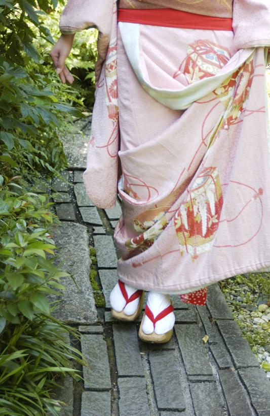 东方人,一个人,走,竖图,俯视,室外,白天,民族服装,草地,草坪,植物,道路,路,鞋子,亚洲,仅一个年轻女性,仅一个女性,仅一个人,阴影,和服,光线,影子,小路,交通,拎,黄种人,木屐,草,绿色,阳光,服饰,木鞋,艺妓,吴服,唐草,唐花,唐锦,艺伎,芸妓,芸者,年轻女性,女人,女性,亚洲人,步行,走路,半身,彩图,高角度拍摄,传统服装,民俗服,人字拖,人字拖鞋,拎着