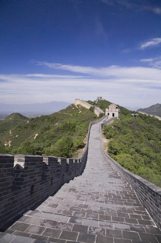 无人,竖图,室外,白天,正面,石头,森林,山,山脉,树林,植物,楼梯,北京,长城,中国,亚洲,阴影,弯曲,光线,石子,影子,阶梯,墙,山峰,云,云朵,山峦,首都,云彩,墙壁,墙面,台阶,树,树木,蓝色,绿色,白云,蓝天,天空,阳光,自然,群山,天,蜿蜒,生长,晴朗,成长,万里长城,东亚,八达岭,八达岭长城,中华人民共和国,北京市,京,北平,华北地区,延庆县,军都山,石块,晴空,彩图