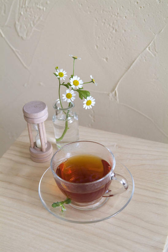 无人,竖图,俯视,室内,特写,白天,快乐,幸福,餐桌,茶,桌子,杯子,餐具,花瓶,玻璃,阴影,装饰,盛开,反射,碟子,盘,影子,茶叶,玛格丽特,饮品,一杯,花蕾,娱乐,玻璃制品,雏菊,花,花瓣,花朵,鲜花,盘子,玻璃瓶,瓶子,水杯,碟,花茶,花苞,花蕊,享受,休闲,温馨,菊花,放松,活力,乐趣,保健,养生,餐台,希望,华丽,修饰,点缀,花草茶,舒适,坚强,和平,离别,延命菊,幸福花,春菊,马兰头花,衬托,美观,雅致,雅观,香花茶,香片,熏花茶,暗恋,纯情,单恋,天真,茶杯,彩图,高角度拍摄,愉快