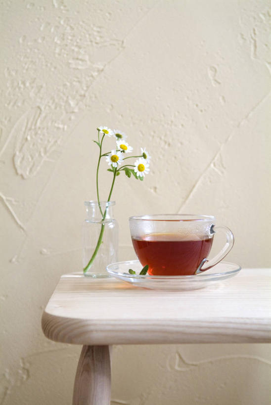 无人,竖图,室内,特写,白天,正面,快乐,幸福,餐桌,茶,桌子,杯子,餐具,花瓶,玻璃,阴影,装饰,盛开,反射,碟子,盘,影子,茶叶,玛格丽特,饮品,一杯,花蕾,娱乐,玻璃制品,雏菊,花,花瓣,花朵,鲜花,盘子,玻璃瓶,瓶子,水杯,碟,花茶,花苞,花蕊,享受,休闲,温馨,菊花,放松,活力,乐趣,保健,养生,餐台,希望,华丽,修饰,点缀,花草茶,舒适,坚强,和平,离别,延命菊,幸福花,春菊,马兰头花,衬托,美观,雅致,雅观,香花茶,香片,熏花茶,暗恋,纯情,单恋,天真,茶杯,彩图,愉快