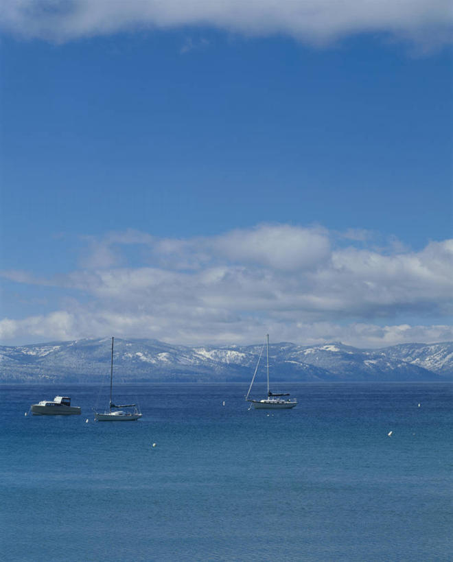 无人,竖图,室外,白天,正面,旅游,度假,湖,湖泊,美景,山,山脉,水,轮船,船,美国,阴影,波纹,光线,影子,湖面,景观,山峰,水流,水面,云,云朵,涟漪,山峦,云彩,娱乐,蓝色,白云,倒影,蓝天,水纹,天空,阳光,自然,交通工具,波浪,湖水,群山,天,享受,休闲,景色,放松,晴朗,倒映,北美,北美洲,加利福尼亚,自然风光,载具,美洲,加州,加利福尼亚州,金州,黄金州,水晕,北亚美利加洲,亚美利加洲,反照,埃尔多拉多县,南太浩湖,晴空,彩图