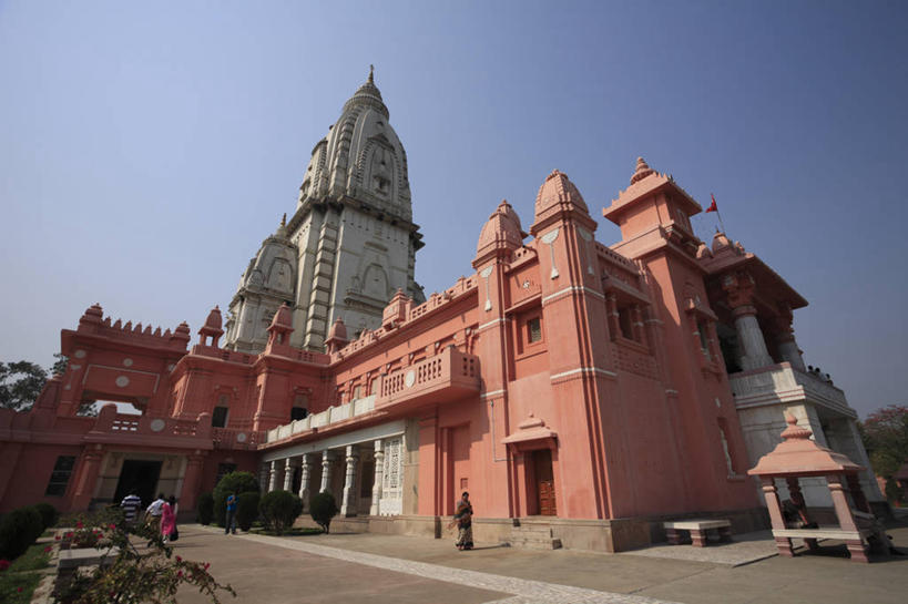 三个人,寺庙,站,横图,室外,白天,仰视,旅游,度假,标志建筑,地标,建筑,印度,亚洲,行人,阴影,服装,节日,光线,影子,燃烧,注视,休闲装,文化,娱乐,建设,路人,衣服,蓝色,蓝天,天空,阳光,香火,庙宇,天,观察,看,祈祷,站着,享受,休闲,健康,休闲服,旅游胜地,放松,许愿,宗教,服饰,信仰,晴朗,观看,纪念,祈求,察看,关注,南亚,万里无云,首府,印度共和国,旁遮普,过客,旁遮普邦,阿姆利则,金庙,平安,男人,男性,年轻男性,年轻女性,女人,女性,亚洲人,印度人,晴空,晴空万里,站立,彩图,低角度拍摄,全身,庙,寺,阿密萨