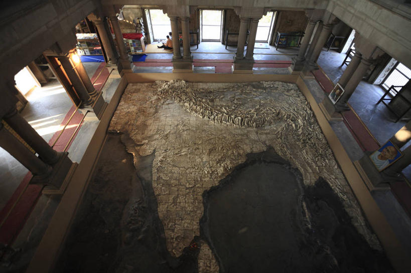 一个人,寺庙,坐,横图,俯视,室内,白天,旅游,度假,标志建筑,地标,建筑,印度,亚洲,仅一个男性,仅一个人,一排,许多,阴影,服装,节日,整齐,反射,影子,柱子,拱门,燃烧,休闲装,文化,娱乐,建设,排列,仅一个年轻男性,衣服,香火,庙宇,靠,靠着,祈祷,享受,休闲,健康,休闲服,旅游胜地,放松,许愿,宗教,服饰,信仰,纪念,祈求,队列,南亚,印度共和国,北方邦,瓦拉纳西,贝拿勒斯,平安,男人,男性,年轻男性,亚洲人,印度人,坐着,彩图,高角度拍摄,全身,庙,寺,印度母庙