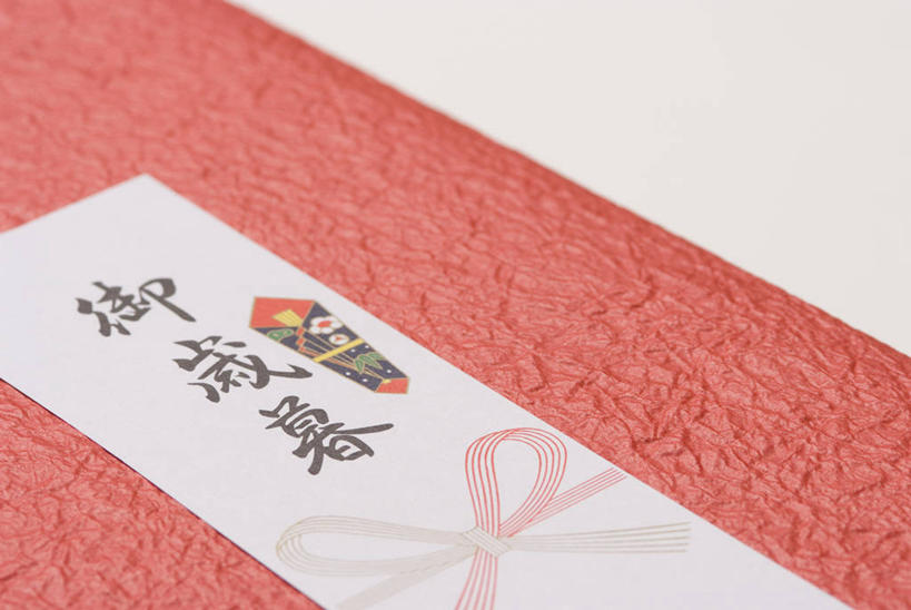 无人,横图,俯视,室内,特写,白天,白色背景,桌面,桌子,静物,礼盒,礼物,阴影,节日,庆祝,反射,标志,文字,影子,字符,文化,标识,礼品盒,庆典,汉字,摄影,礼品,影棚,纪念,中文,国文,华文,彩图,高角度拍摄,影棚拍摄,拍摄,日本新年