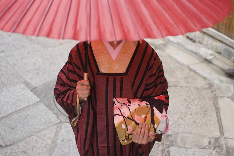 东方人,一个人,站,横图,俯视,室外,白天,幸福,道路,路,亚洲,仅一个年轻女性,仅一个女性,仅一个人,一把,撑,握,阴影,花纹,日本文化,光线,布,伞,图案,影子,雨伞,纸伞,小路,交通,古典,布纹,油纸伞,黄种人,文化,阳光,站着,握着,纪念,布匹,吉祥,撑着,古朴,风吕敷,包袱布,平安,年轻女性,女人,女性,亚洲人,站立,半身,彩图,高角度拍摄