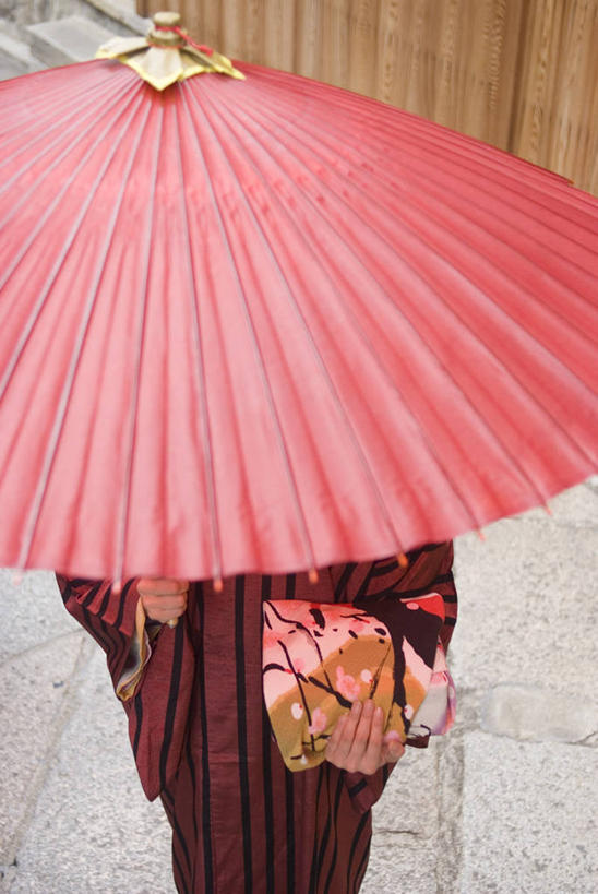 东方人,一个人,站,竖图,俯视,室外,白天,幸福,道路,路,亚洲,仅一个年轻女性,仅一个女性,仅一个人,一把,撑,握,阴影,花纹,日本文化,光线,布,伞,图案,影子,雨伞,纸伞,小路,交通,古典,布纹,油纸伞,黄种人,文化,阳光,站着,握着,纪念,布匹,吉祥,撑着,古朴,风吕敷,包袱布,平安,年轻女性,女人,女性,亚洲人,站立,半身,彩图,高角度拍摄