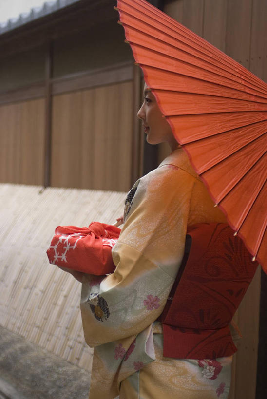 东方人,一个人,家,站,竖图,室外,白天,侧面,民族服装,幸福,亚洲,仅一个年轻女性,仅一个女性,仅一个人,一把,撑,阴影,花纹,和服,日本文化,光线,布,伞,图案,影子,雨伞,纸伞,房屋,墙,屋子,古典,布纹,油纸伞,注视,黄种人,文化,楼房,墙壁,墙面,住宅,一个,红色,阳光,观察,看,站着,服饰,单个,观看,纪念,布匹,吉祥,察看,撑着,关注,古朴,吴服,唐草,唐花,唐锦,风吕敷,包袱布,平安,年轻女性,女人,女性,亚洲人,站立,半身,彩图,传统服装,民俗服,房子