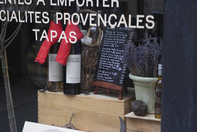 无人,商店,横图,俯视,室外,特写,白天,度假,美景,植物,窗户,落地窗,城市风光,城市,橱窗,法国,巴黎,欧洲,阴影,花纹,光线,英文,标志,布,盆栽,图案,文字,影子,字符,字母,景观,盆景,首都,布纹,红酒瓶,娱乐,标识,商铺,玻璃窗,玻璃制品,酒瓶,红色,绿色,阳光,自然,玻璃瓶,瓶子,享受,休闲,景色,放松,生长,成长,英文字母,布匹,葡萄酒瓶,玻璃橱窗,法兰西共和国,法兰西第五共和国,市肆,商号,彩图,高角度拍摄,店铺