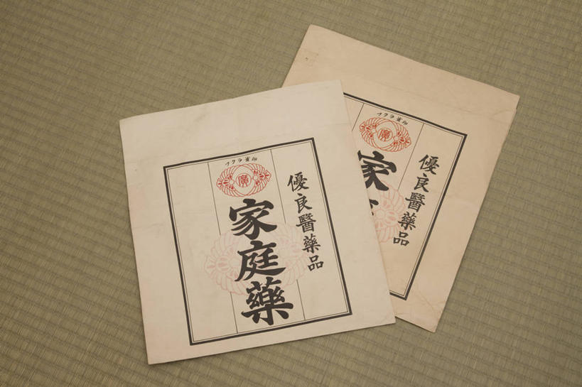 无人,横图,俯视,室外,特写,白天,静物,袋子,阴影,反射,标志,文字,影子,纸袋,字符,标识,两个,容器,汉字,储藏,储存,中文,国文,华文,彩图,高角度拍摄,贮存