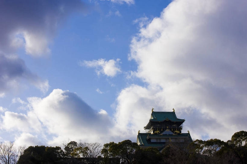 无人,横图,室外,白天,仰视,旅游,度假,名胜古迹,植物,标志建筑,地标,建筑,日本,亚洲,阴影,遗迹,光线,瓦片,影子,堡垒,城堡,屋顶,云,云朵,云彩,顶棚,瓦,古迹,文物,娱乐,建设,古建筑,树,树木,蓝色,绿色,白云,蓝天,天空,阳光,自然,天,享受,休闲,旅游胜地,放松,建造,生长,晴朗,成长,要塞,古文明,东亚,屋瓦,本州,世界文化遗产,本州岛,日本国,近畿地方,姬路城,近畿,兵库,兵库县,白鹭城,姬路,姬路市,设防,晴空,彩图,低角度拍摄