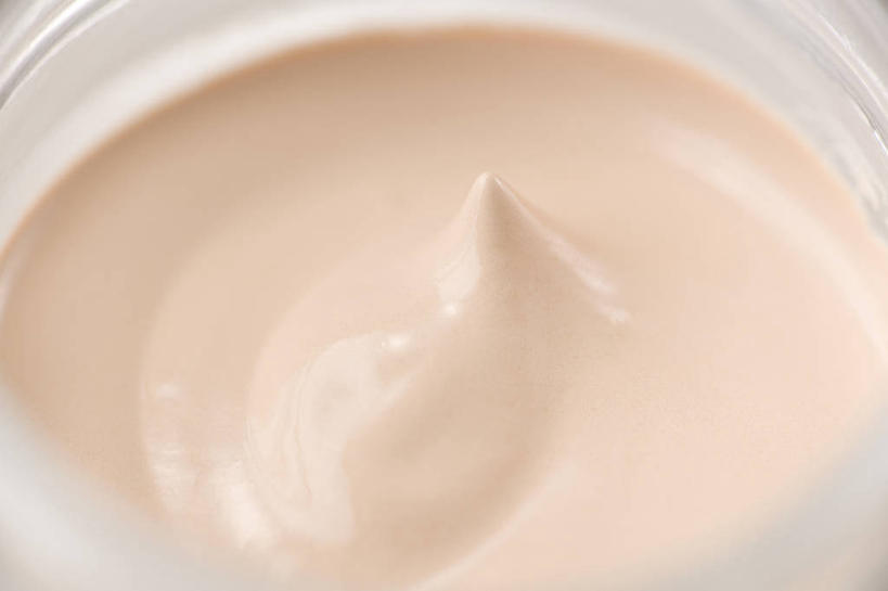 无人,横图,俯视,室内,特写,白天,白色背景,桌面,桌子,静物,阴影,反射,影子,一个,化妆品,瓶子,塑料制品,粉底液,塑料瓶,摄影,影棚,单个,粉底,修饰,护肤品,化妆用品,护肤用品,遮盖,吸脂,彩图,高角度拍摄,影棚拍摄,拍摄,防晒