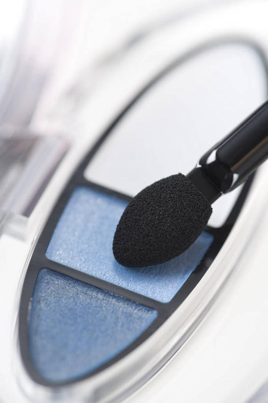 无人,竖图,俯视,室内,特写,白天,化妆,美容,静物,一把,护肤,阴影,朦胧,模糊,反射,影子,蓝色,白色,黑色,彩妆,化妆刷,刷子,保养,享受,休闲,眼影,放松,保健,眼影刷,调色盘,美容工具,调色板,养颜,彩妆刷,化妆工具,彩图,高角度拍摄,眼影调色盘