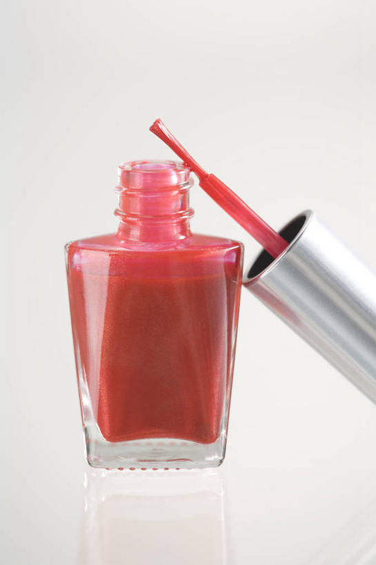 无人,竖图,室内,特写,白天,白色背景,正面,静物,一把,阴影,装饰,反射,影子,指甲油,红色,化妆刷,刷子,摄影,影棚,华丽,修饰,点缀,美容工具,指甲刷,化妆工具,衬托,美观,雅致,雅观,彩图,影棚拍摄,拍摄