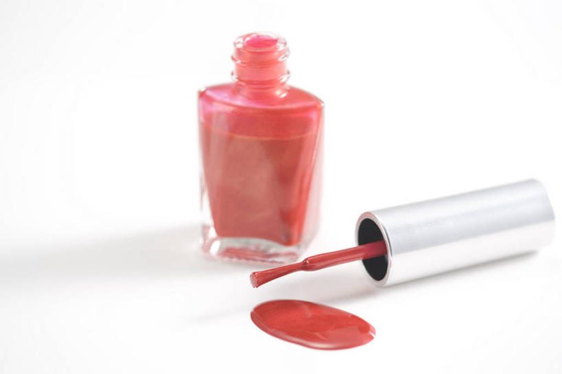 无人,横图,室内,特写,白天,白色背景,正面,静物,一把,阴影,装饰,反射,影子,指甲油,红色,化妆刷,刷子,摄影,影棚,华丽,修饰,点缀,美容工具,指甲刷,化妆工具,衬托,美观,雅致,雅观,彩图,影棚拍摄,拍摄