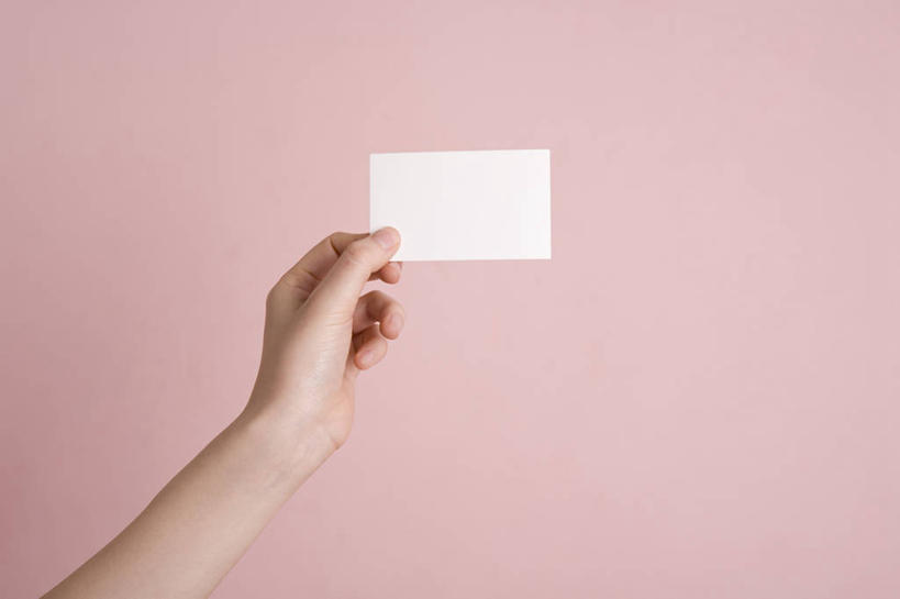 东方人,手,一个人,横图,室内,特写,白天,正面,名片,亚洲,仅一个年轻女性,仅一个女性,仅一个人,一张,握,粉色背景,信息,联系,拿,拿着,黄种人,卡片,手部,握着,摄影,影棚,单手,身份,名刺,名帖,交往,年轻女性,女人,女性,亚洲人,半身,彩图,影棚拍摄,拍摄,商业