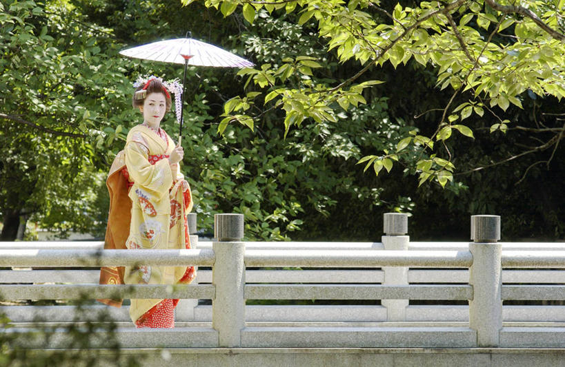 东方人,一个人,栏杆,站,横图,室外,白天,侧面,民族服装,化妆,美容,幸福,石头,植物,亚洲,仅一个年轻女性,仅一个女性,仅一个人,护肤,握,阴影,和服,装饰,光线,扶手,伞,石子,头饰,影子,雨伞,纸伞,天桥,桥,古典,拿,油纸伞,拿着,扭头,注视,黄种人,文化,发簪,阳伞,护栏,树,树木,绿色,阳光,自然,彩妆,发饰,饰品,观察,看,站着,转头,保养,享受,休闲,放松,握着,保健,服饰,生长,成长,观看,纪念,人行桥,华丽,修饰,吉祥,点缀,察看,关注,古朴,艺妓,配饰,养颜,吴服,唐草,唐花,唐锦,衬托,美观,雅致,雅观,簪子,艺伎,芸妓,芸者,平安,年轻女性,女人,女性,亚洲人,石块,站立,彩图,全身,传统服装,民俗服