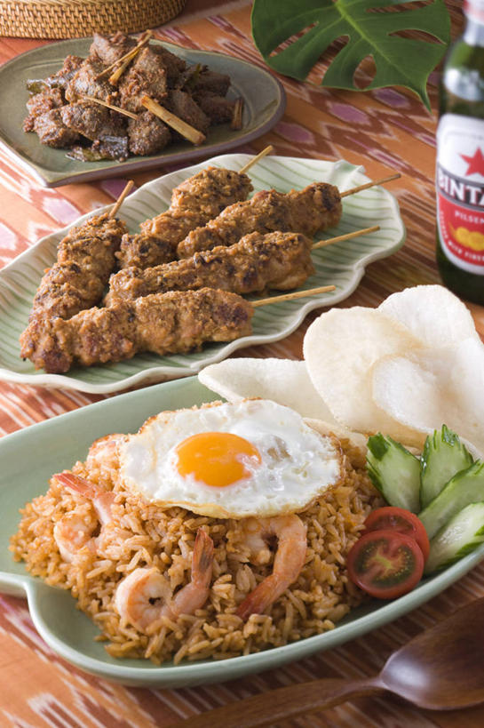 无人,竖图,俯视,室内,特写,白天,烹饪,桌面,桌子,餐具,阴影,反射,木制,碟子,盘,影子,蛋,调料,荷包蛋,鸡蛋,煎蛋,酱料,酱汁,佐料,料理,食品,调味品,调味料,酱,菜肴,美食,食物,盘子,木制品,碟,佳肴,卵,印度菜,印度料理,煎鸡蛋,彩图,高角度拍摄,东南亚菜,沙嗲,沙嗲酱,印尼爪哇菜