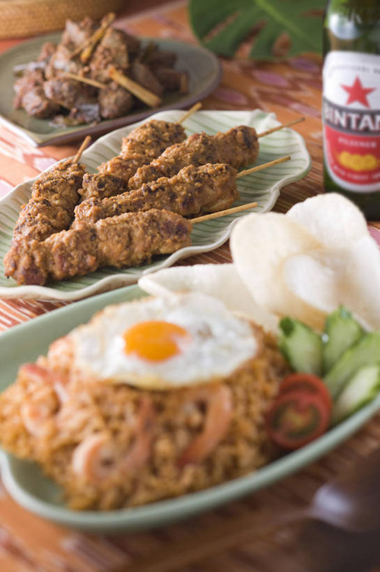 无人,竖图,俯视,室内,特写,白天,桌面,桌子,一堆,许多,阴影,堆叠,堆积,朦胧,模糊,反射,木制,罐子,影子,陶瓷,蛋,调料,荷包蛋,鸡蛋,煎蛋,酱料,酱汁,肉,佐料,陶瓷制品,调味品,调味料,酱,肉类,玻璃制品,玻璃瓶,木制品,瓶子,容器,碗,储藏,堆,储存,肉食,卵,煎鸡蛋,彩图,高角度拍摄,沙嗲酱,贮存