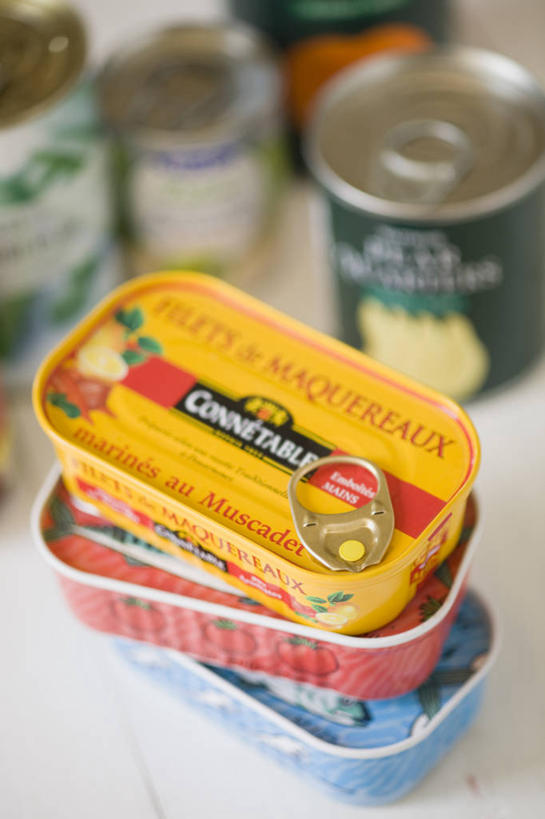 无人,竖图,俯视,彩色,室内,特写,白天,一堆,许多,阴影,堆叠,堆积,朦胧,模糊,反射,罐头,罐子,影子,堆,罐头食品,彩图,高角度拍摄