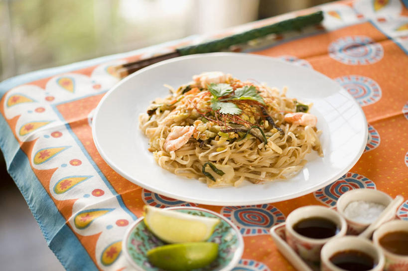 面食,面条,无人,横图,俯视,室内,特写,白天,烹饪,餐桌,桌子,餐具,水果,阴影,朦胧,模糊,新鲜,反射,布料,碟子,盘,影子,陶瓷,炒面,调料,酱料,酱汁,面,生食,佐料,料理,食品,果实,陶瓷制品,调味品,调味料,泰式,布纹,酱,菜肴,美食,泰国料理,泰式炒面,桌布,食物,盘子,餐巾,容器,碟,台布,碗,佳肴,有机食品,绿色食品,餐台,储藏,储存,酸橙,代代,泰菜,泰国菜,泰式料理,橙子,橙,餐桌布,彩图,高角度拍摄,贮存