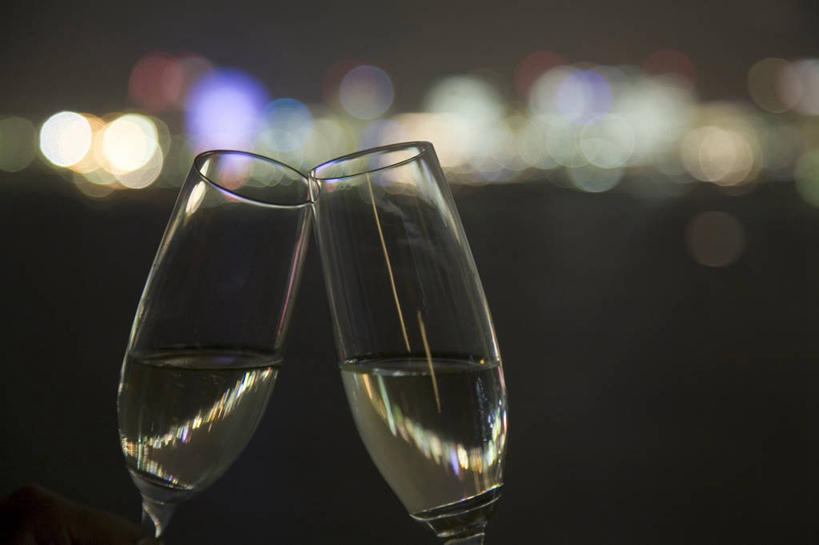 葡萄酒,无人,横图,彩色,室内,特写,夜晚,正面,奢侈,快乐,霓虹灯,杯子,阴影,朦胧,模糊,庆祝,光线,高脚杯,影子,灯光,七彩,两杯,浪漫,光源,霓虹,玻璃制品,灯,酒,饮料,酒杯,香槟,干杯,碰杯,交际,友好,诱惑,庆贺,照明设备,礼仪,敬酒,香槟杯,劝酒,氖灯,气泡酒,起泡酒,汽酒,玻璃杯,彩图,高兴,欢笑