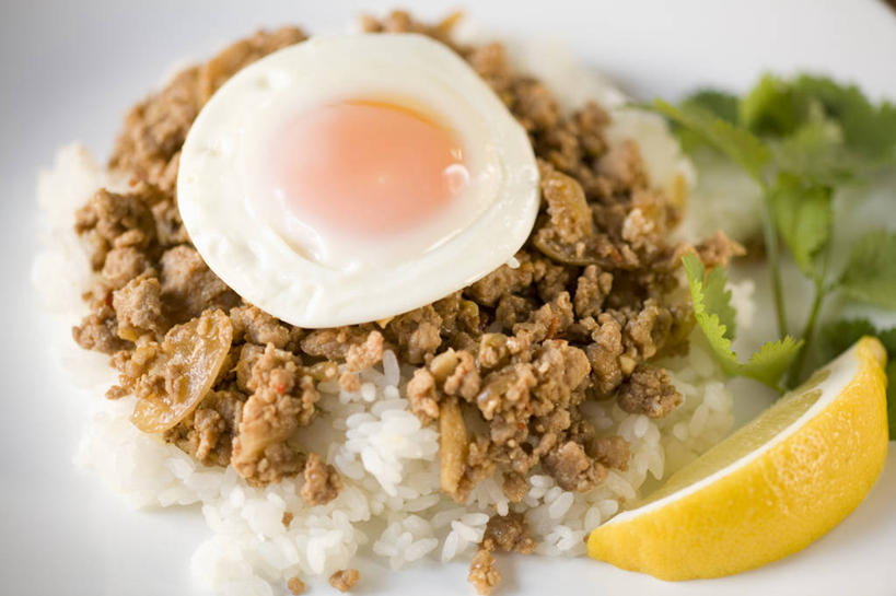 米饭,无人,横图,俯视,室内,特写,白天,烹饪,植物,柠檬,餐具,水果,阴影,朦胧,模糊,新鲜,反射,碟子,盘,影子,蛋,荷包蛋,鸡蛋,煎蛋,肉,生食,香料,牛肉,料理,食品,果实,草药,饭,泰式,肉糜,肉末,菜肴,美食,肉类,泰国料理,中药,食物,盘子,碟,香草,佳肴,有机食品,绿色食品,罗勒,五谷,紫苏,药材,中草药,肉食,九层塔,圣约瑟夫草,甜罗勒,兰香,中药材,本草,卵,泰菜,泰国菜,泰式料理,煎鸡蛋,益母果,柠果,彩图,高角度拍摄,牛肉末