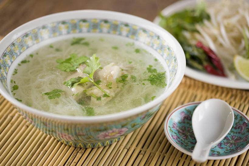 面食,面条,无人,横图,俯视,室内,特写,白天,烹饪,中餐,餐桌,桌子,蔬菜,餐具,阴影,朦胧,模糊,新鲜,反射,碟子,盘,影子,勺子,陶瓷,面,料理,食品,陶瓷制品,菜肴,美食,米粉,食物,盘子,容器,调羹,碟,汤匙,碗,中式,佳肴,有机食品,绿色食品,餐台,储藏,储存,彩图,高角度拍摄,桂林米粉,米面,贮存