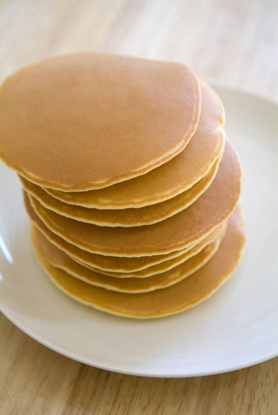 点心,煎饼,无人,竖图,俯视,室内,特写,白天,桌面,桌子,餐具,一排,许多,阴影,整齐,反射,木制,碟子,盘,影子,食品,文化,小吃,食物,糕点,排列,盘子,木制品,碟,甜食,堆,队列,薄煎饼,彩图,高角度拍摄,班戟,薄烤饼