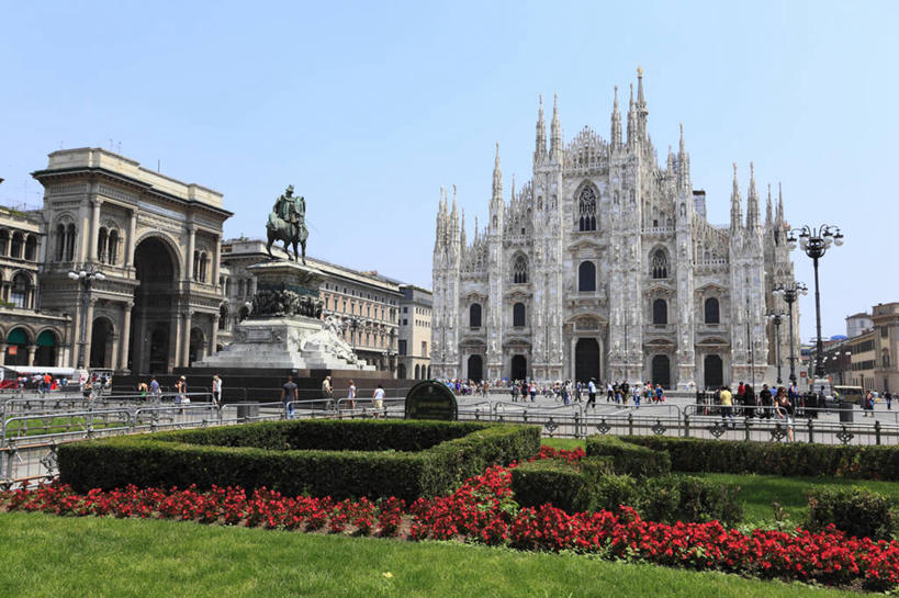 无人,教堂,横图,室外,白天,正面,旅游,度假,草地,草坪,名胜古迹,植物,标志建筑,地标,建筑,意大利,欧洲,阴影,节日,遗迹,盛开,光线,影子,花蕾,古迹,文化,文物,娱乐,建设,古建筑,草,花,花瓣,花朵,鲜花,蓝色,绿色,蓝天,天空,阳光,天,花苞,花蕊,祈祷,享受,休闲,健康,旅游胜地,放松,许愿,宗教,信仰,晴朗,纪念,祈求,基督教,南欧,天主教,信念,古文明,伦巴第大区,米兰,万里无云,意大利共和国,首府,伦巴第,省会,米兰省,杜莫主教堂,米兰大教堂,米兰主教教堂,意大利米兰大教堂,平安,晴空,晴空万里,彩图,大教堂,礼拜堂