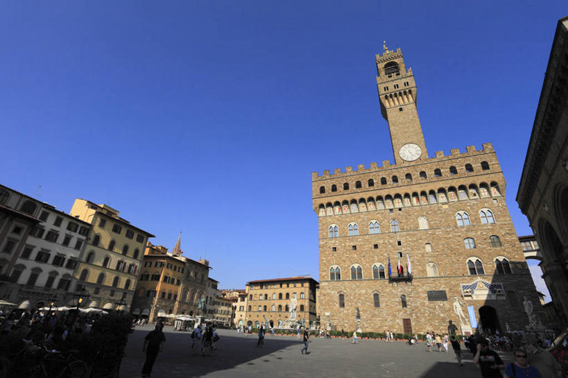 无人,家,横图,室外,白天,仰视,旅游,度假,名胜古迹,标志建筑,地标,建筑,意大利,佛罗伦萨,欧洲,阴影,遗迹,光线,影子,房屋,屋子,建筑群,古迹,文物,娱乐,建设,古建筑,楼房,住宅,蓝色,蓝天,天空,阳光,天,享受,休闲,旅游胜地,放松,晴朗,托斯卡纳,南欧,古文明,万里无云,意大利共和国,首府,维琪奥王宫,百花之城,翡冷翠,托斯卡纳大区,韦奇奥宫,晴空,晴空万里,彩图,低角度拍摄,房子,皇宫