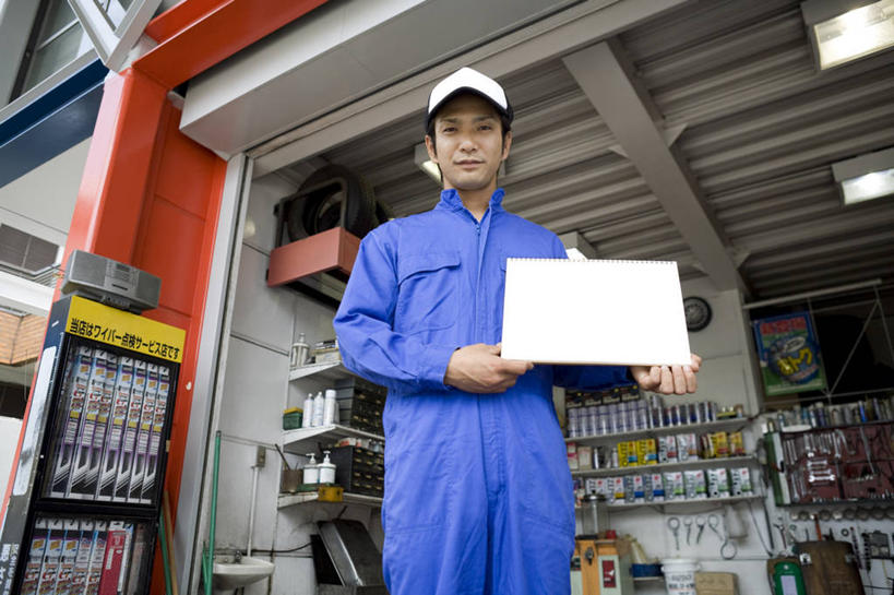 东方人,一个人,站,横图,室外,白天,仰视,工作服,制服,帽子,照明,亚洲,仅一个男性,仅一个人,信息,化学,灯光,注视,黄种人,运动帽,顶灯,刺激,布告,布告栏,灯,仅一个年轻男性,蓝色,灯具,低头,观察,看,站着,鸭舌帽,加油站,观看,腐蚀,照亮,气体,察看,通知,公告,传播,照明设备,关注,消息,工作制服,公布栏,无色,男人,男性,年轻男性,亚洲人,加油工,加油工人,站立,半身,彩图,低角度拍摄,工作套服,补充站,公共加油站,汽车加油站,氨,氨气