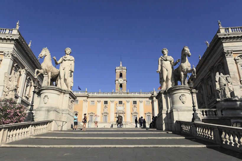 西方人,无人,两个人,栏杆,站,横图,室外,白天,仰视,民族服装,旅游,度假,名胜古迹,楼梯,标志建筑,地标,建筑,马,野生动物,雕塑,意大利,欧洲,罗马,欧洲人,阴影,遗迹,艺术,装饰,光线,雕刻,雕像,扶手,影子,阶梯,建筑群,首都,注视,古迹,文物,娱乐,建设,古建筑,护栏,台阶,蓝色,蓝天,天空,阳光,动物,工艺品,天,观察,看,站着,享受,休闲,旅游胜地,放松,运输,牲畜,晴朗,观看,纪念,美术,察看,关注,南欧,主题,陈列,古文明,万里无云,意大利共和国,功能,美学,卡比托利欧广场,卡比托利欧山,男人,男性,年轻男性,白种人,晴空,晴空万里,站立,彩图,低角度拍摄,全身,传统服装,民俗服