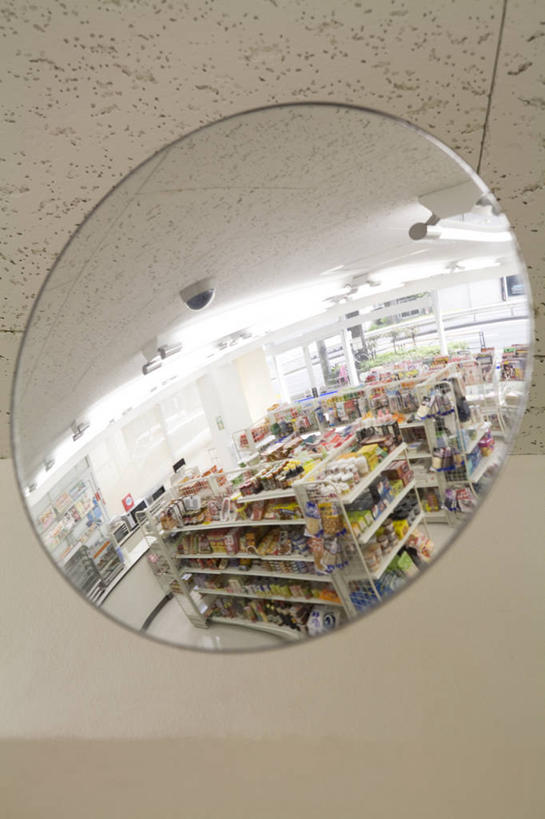 无人,商店,竖图,室内,特写,白天,正面,购物,安全,消费,镜子,超市,静物,照明,阴影,朦胧,模糊,反射,影子,灯光,反光镜,交通,顶灯,货架,架子,灯,灯具,金融,百货,照亮,镜像,生命,镜面,照明设备,陈列架,选购,贸易,百货公司,光学,血拼,凸面镜,超市货架,超级市场,大卖场,彩图,购物商场,购物中心,商业中心,广角镜