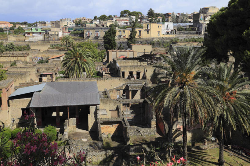 无人,家,横图,俯视,室外,白天,旅游,度假,名胜古迹,植物,标志建筑,地标,建筑,棕榈树,叶子,意大利,欧洲,阴影,遗迹,光线,影子,房屋,屋子,古城,建筑群,绿叶,古迹,文物,娱乐,建设,古建筑,楼房,住宅,树,树木,蓝色,绿色,蓝天,天空,阳光,自然,天,享受,休闲,嫩叶,旅游胜地,放松,生长,晴朗,成长,南欧,古文明,棕榈叶,万里无云,意大利共和国,赫库兰尼姆,叶,叶片,晴空,晴空万里,棕树,棕榈,彩图,高角度拍摄,房子