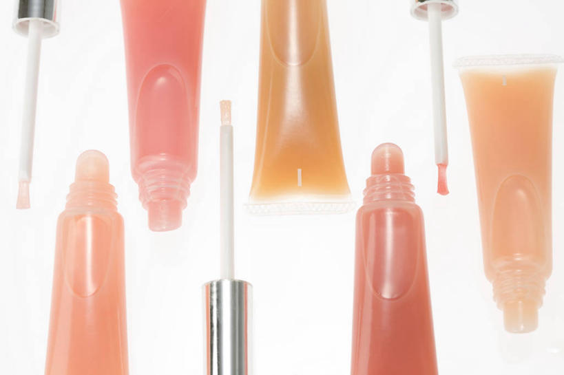 无人,横图,俯视,室内,特写,白天,白色背景,静物,一排,许多,整齐,唇刷,排列,粉色,红色,唇膏,化妆品,化妆刷,瓶子,刷子,塑料制品,口红,橙色,塑料瓶,摄影,影棚,美容工具,化妆用品,队列,彩妆刷,化妆工具,唇棒,彩图,高角度拍摄,影棚拍摄,拍摄