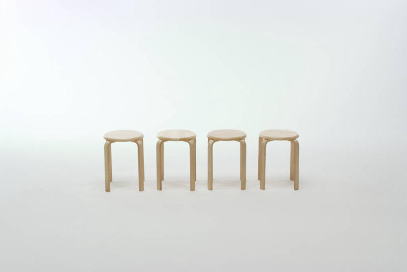 无人,横图,室内,白天,正面,静物,椅子,一排,阴影,灰色背景,整齐,反射,木制,影子,四把,排列,木制品,摄影,影棚,吧椅,队列,吧台椅,酒吧椅,彩图,影棚拍摄,拍摄