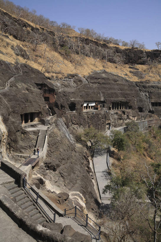 无人,竖图,室外,白天,正面,旅游,度假,石头,名胜古迹,山,山脉,植物,标志建筑,地标,建筑,印度,亚洲,阴影,遗迹,光线,石子,影子,山峰,山峦,古迹,文物,娱乐,建设,古建筑,树,树木,蓝色,绿色,蓝天,天空,阳光,自然,群山,天,享受,休闲,旅游胜地,放松,生长,晴朗,成长,南亚,古文明,万里无云,印度共和国,马哈拉施特拉邦,阿旃陀,石块,岩石,晴空,晴空万里,彩图,阿旃陀石窟