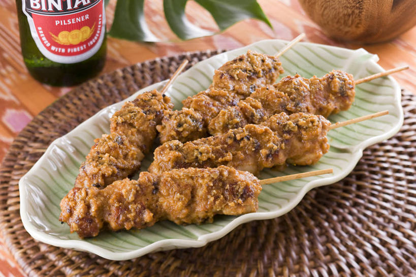 无人,交叉,横图,俯视,室内,特写,白天,烹饪,烧烤,植物,餐桌,桌子,竹子,餐具,叶子,阴影,竹制,编织,反射,碟子,盘,纹理,影子,肉,料理,食品,绿叶,菜肴,美食,肉类,竹签,玻璃制品,酒瓶,食物,一个,绿色,盘子,玻璃瓶,瓶子,垫子,碟,嫩叶,佳肴,单个,餐台,竹条,交织,竹制品,肉食,取食签,肌理,穿插,印度菜,印度料理,叶,叶片,叶脉,彩图,高角度拍摄,东南亚菜,沙嗲,印尼爪哇菜