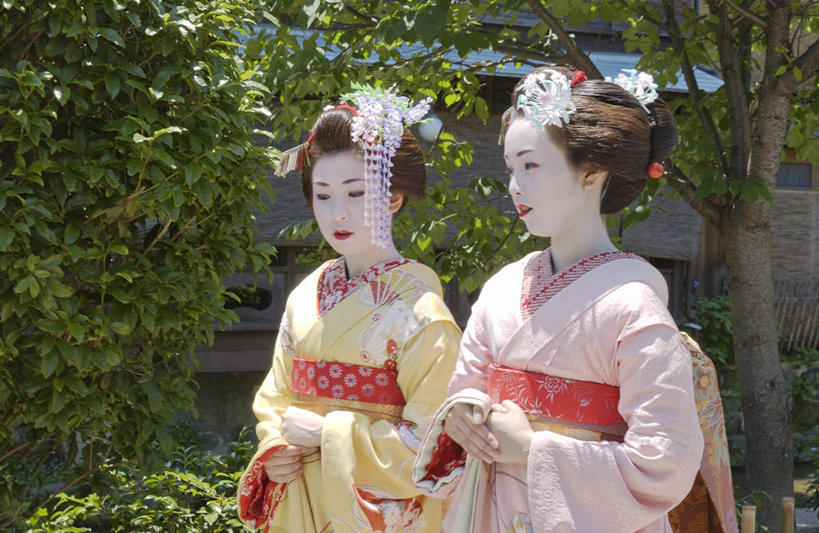 东方人,两个人,站,说,横图,室外,白天,正面,民族服装,讨论,植物,亚洲,阴影,和服,光线,头饰,影子,注视,黄种人,树,树木,绿色,阳光,自然,发夹,发饰,夹子,观察,看,站着,服饰,生长,成长,观看,察看,关注,艺妓,吴服,唐草,唐花,唐锦,艺伎,芸妓,芸者,交流,年轻女性,女人,女性,亚洲人,沟通,讲话,交谈,商讨,说话,谈话,站立,半身,彩图,传统服装,民俗服