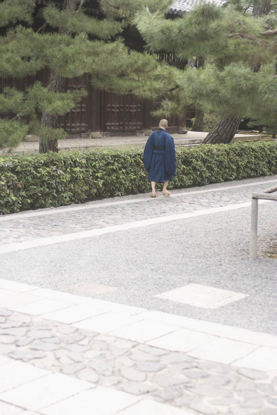 东方人,一个人,和尚,站,竖图,室外,白天,民族服装,植物,京都,日本,亚洲,仅一个男性,仅一个人,服装,环保,防护,黄种人,树,树木,仅一个年轻男性,背面,衣服,绿色,自然,站着,服饰,京都府,生长,成长,衣着,穿着,美好,美妙,间隔,东亚,本州,本州岛,日本国,近畿地方,大德寺,近畿,美观,雅观,衣饰,绿篱,生篱,树篱,植篱,男人,男性,年轻男性,亚洲人,比丘,高僧,僧,僧侣,僧人,沙弥,修行僧,站立,彩图,全身,传统服装,民俗服