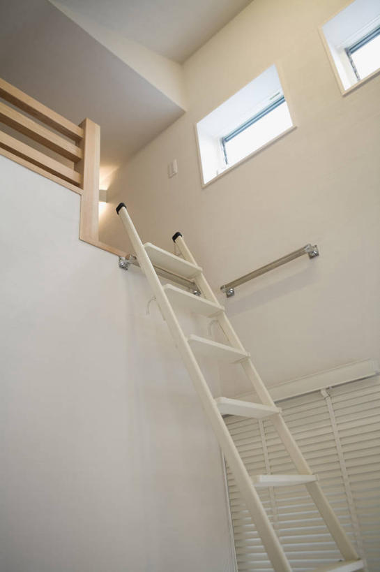 无人,攀登,竖图,室内,白天,仰视,窗户,阴影,反射,梯子,影子,阶梯,木梯,墙,玻璃窗,墙壁,墙面,白色,爬,上升,登高,攀爬,彩图,低角度拍摄