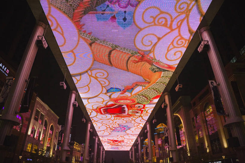 无人,家,横图,彩色,室外,夜晚,仰视,度假,成功,显示器,美景,城市风光,城市,霓虹灯,夜景,北京,中国,亚洲,一排,阴影,整齐,光线,龙,屏幕,影子,柱子,房屋,屋子,景观,公寓,灯光,七彩,首都,娱乐,光源,显示屏,洋房,楼房,霓虹,住宅,灯,排列,享受,休闲,景色,放松,照明设备,队列,高贵,图腾,传说,输出设备,东亚,中华人民共和国,北京市,京,北平,华北地区,朝阳区,氖灯,祥瑞,灵兽,权势,尊荣,幸运,彩图,低角度拍摄,房子,世贸天阶